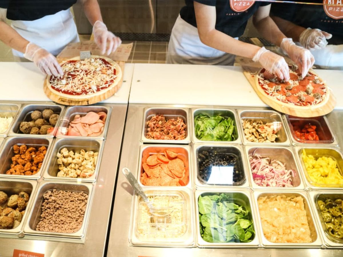 Bàn salad giúp quán pizza tối ưu quy trình như thế nào? 4 bàn salad berjaya