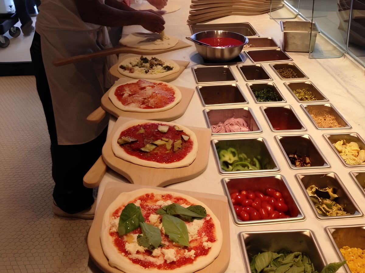 Bàn salad giúp quán pizza tối ưu quy trình như thế nào? 1 bàn salad trong quán pizza là gì