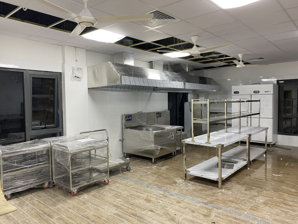 Top 5 Đơn Vị Thiết Kế Bếp Công Nghiệp Tại Đà Nẵng 3 Hình ảnh bếp công nghiệp trong giai đoạn lắp đặt