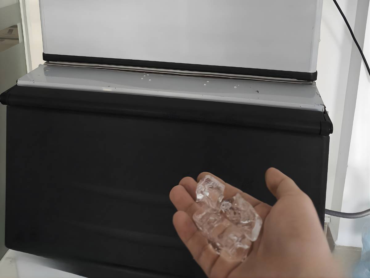 Cách vệ sinh máy làm đá công nghiệp đúng chuẩn, sạch và an toàn 1 dấu hiệu cho thấy máy làm đá cần được vệ sinh