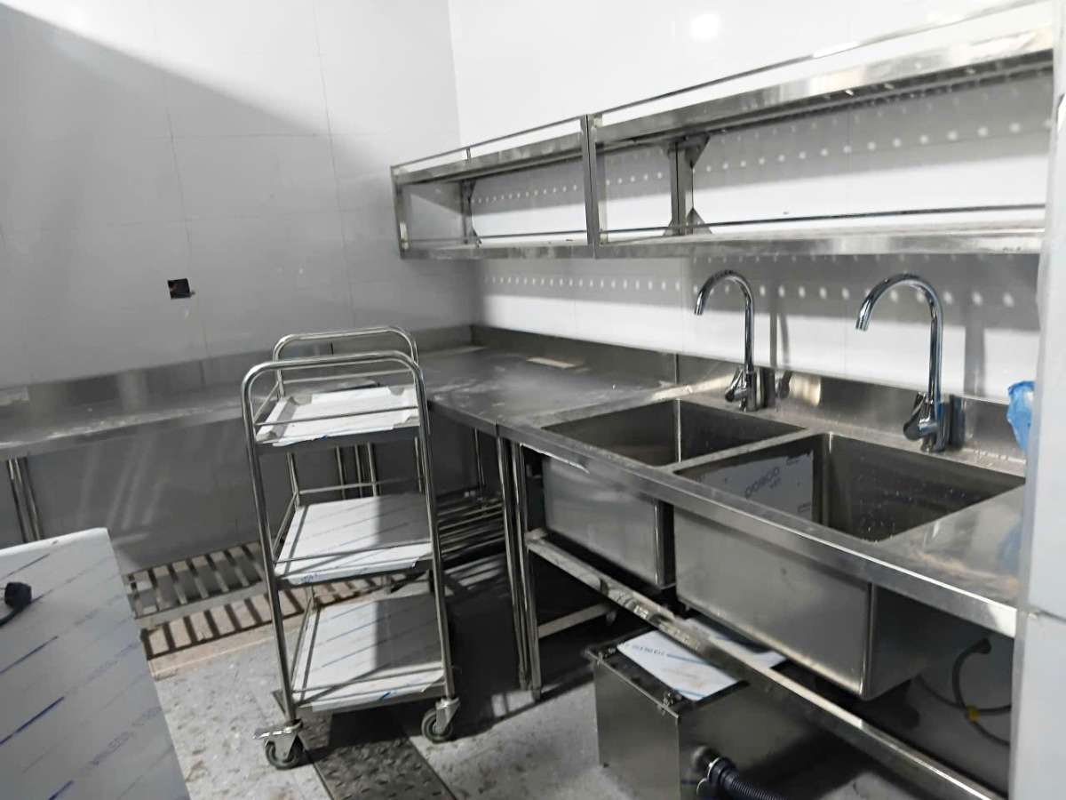 Top 5 Đơn Vị Thiết Kế Bếp Công Nghiệp Tại Đà Nẵng 2 Hình ảnh thiết bị inox trong bếp công nghiệp