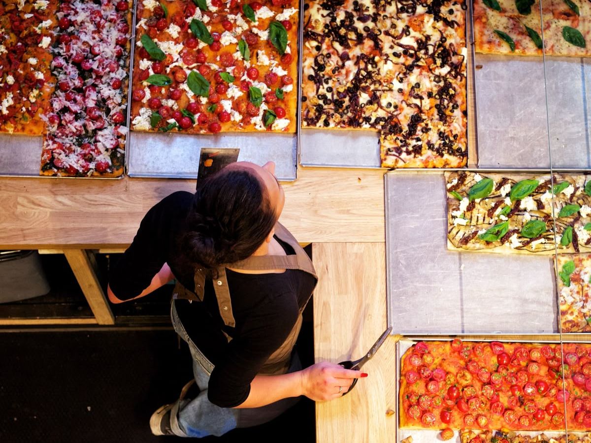 Bàn salad giúp quán pizza tối ưu quy trình như thế nào? 2 quy trình làm pizza