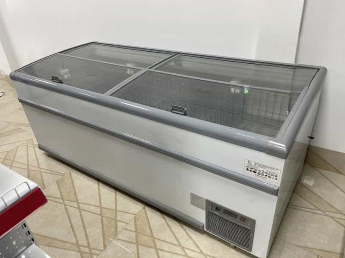 Tủ đông mặt kính cho siêu thị mini – Nên chọn loại nào? 1 tủ đông mặt kính là gì