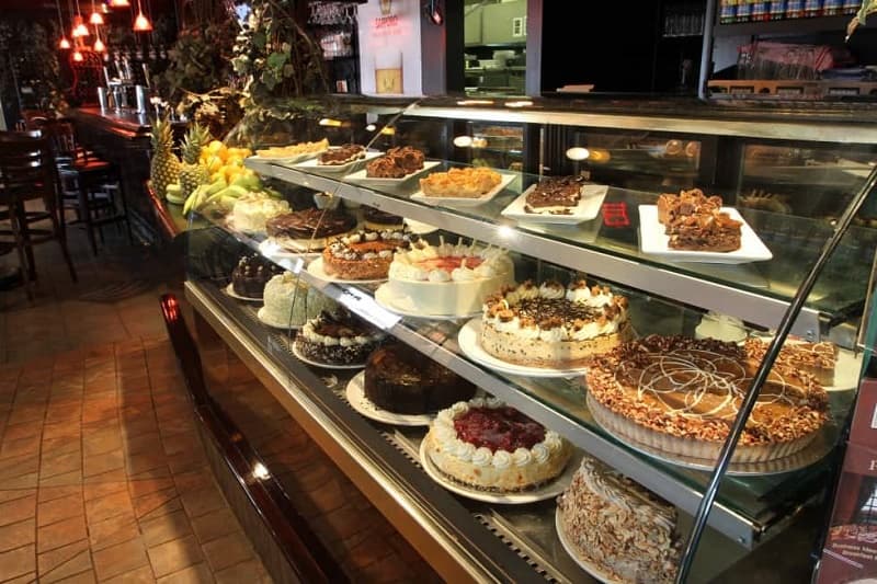 tu-trung-bay-banh-kem1