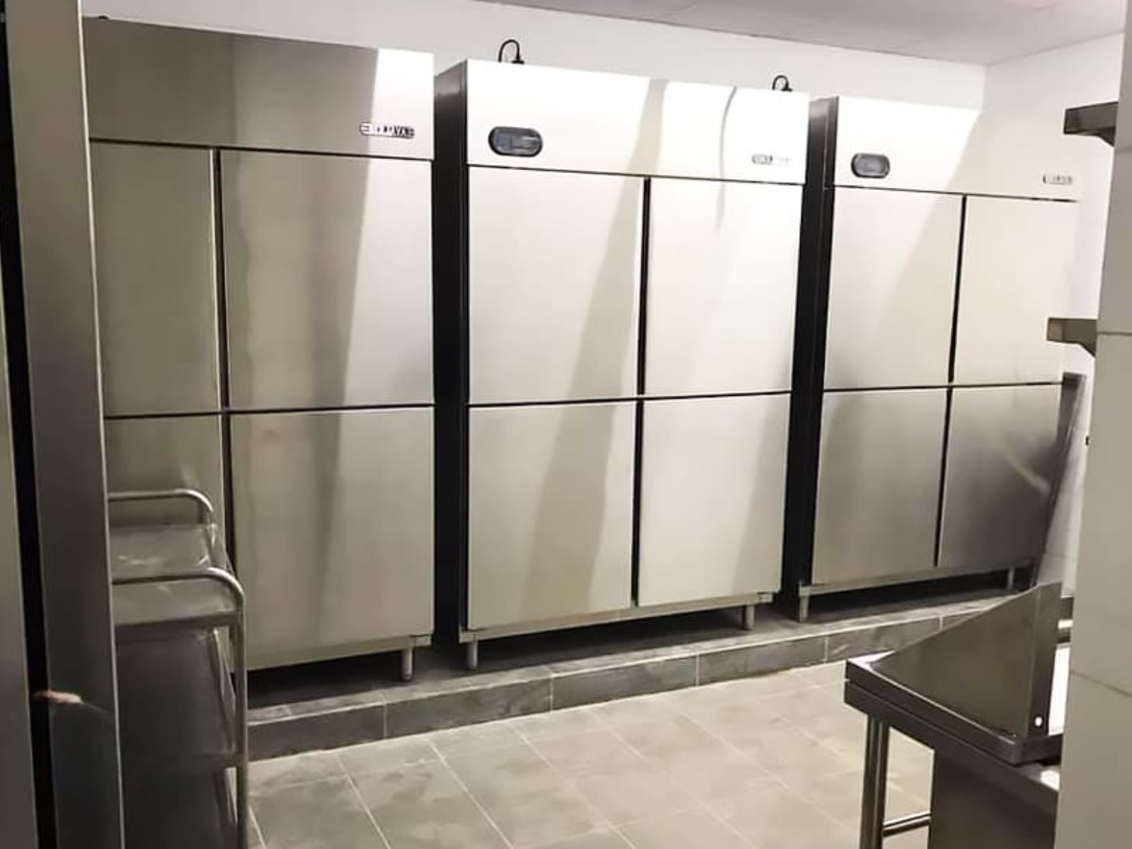 6 Sai lầm "tốn kém" khi chọn tủ mát 4 cánh cho nhà hàng 1 vì sao nhà hàng chọn tủ mát 4 cánh